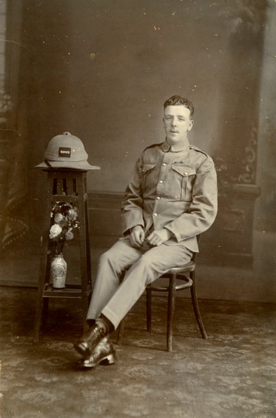 Studioportrait van een soldaat van C Compagnie, 2e Bataljon het Kings Regiment, Irak, 1926 door Unbekannt