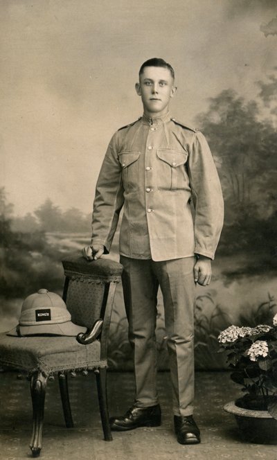 Studioportrait van een soldaat van C Company, 2nd Battalion het Kings Regiment, Irak, 1926 door Unbekannt