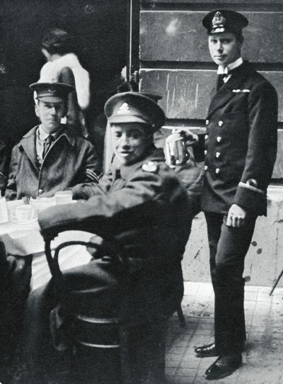Onderluitenant Prins Albert schenkt thee aan gewonde soldaten in Buckingham Palace, 1916 door Unbekannt