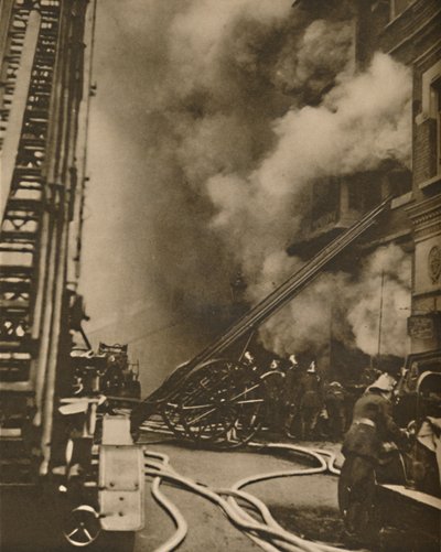 Een brand blussen in een smalle stadsstraat, ca. 1935 door Unbekannt