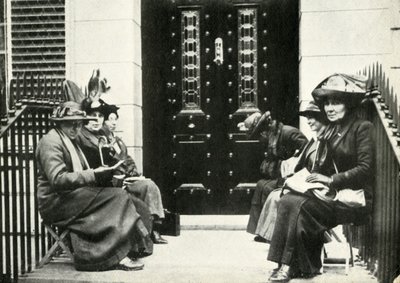 Suffragettes wachten op de stoep van Sir Edward Carsons huis in Londen, 6 april 1914, 1947 door Unbekannt