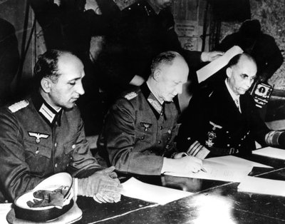 Overgave van nazi-Duitsland, Reims, Frankrijk, 7 mei 1945 door Unbekannt