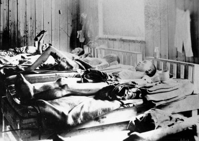 Overlevenden van de explosie van de atoombom in Hiroshima, Japan, 1945 door Unbekannt