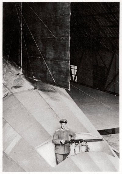 Staartschutter van een Duitse leger Zeppelin luchtschip, Eerste Wereldoorlog door Unbekannt