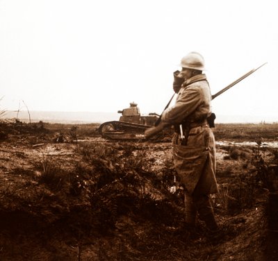 Tank en soldaat op slagveld, ca. 1914-1918 door Unbekannt