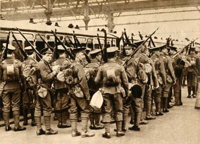 Territorials van zomerkamp - Terriërs die instappen bij Waterloo, 1914-1918, 1933 door Unbekannt