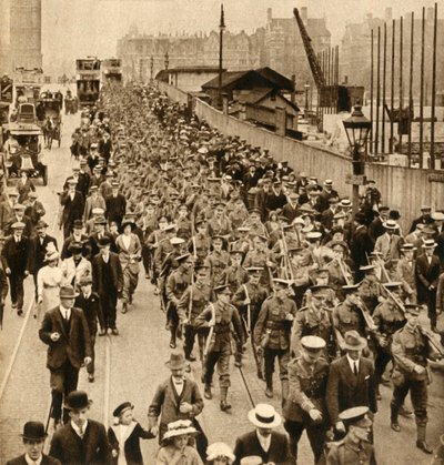 Territorials van Zomerkamp - Terriers marcheren gemakkelijk over Westminster Bridge, 1914-1918 door Unbekannt