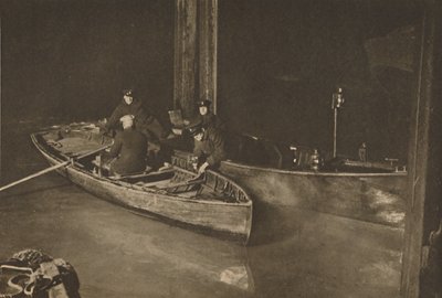 Thames-politie op de nachtpatrouille die de veiligheid van de rivier bewaakt, ca. 1935 door Unbekannt