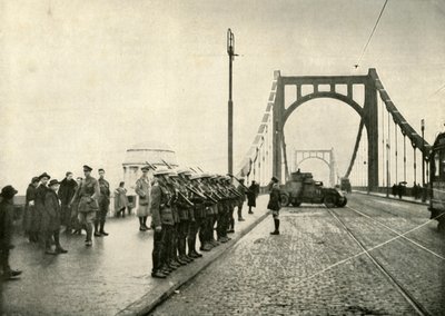 De 18e Huzaren bewaken een brug over de Rijn bij Keulen door Unbekannt