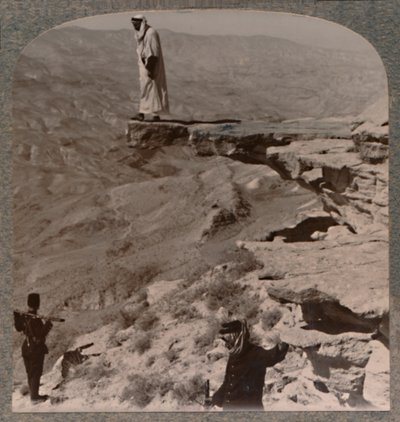 De Arno. Dragoman staand op rots, ca. 1900 door Unbekannt