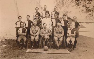 Het bataljon voetbalteam van het eerste bataljon, The Queens Own Royal West Kent Regiment. Poona door Unbekannt