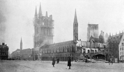 Het Belfort en Lakenhal van Ieper, België, 24 november 1914 door Unbekannt