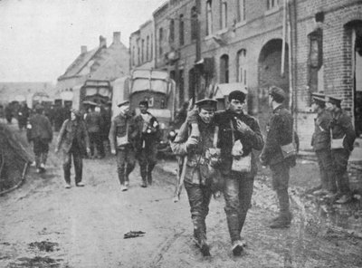 De Britse gewonden keren terug naar een verbandpost na een aanval, 1915 door Unbekannt