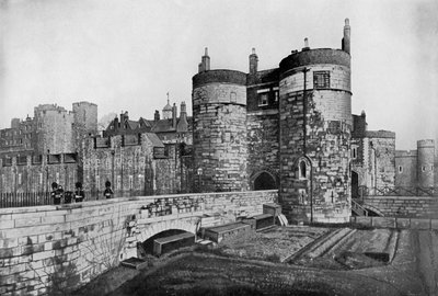 De Byward Tower en de Buitenste Voorhof, Tower of London, 20e eeuw door Unbekannt