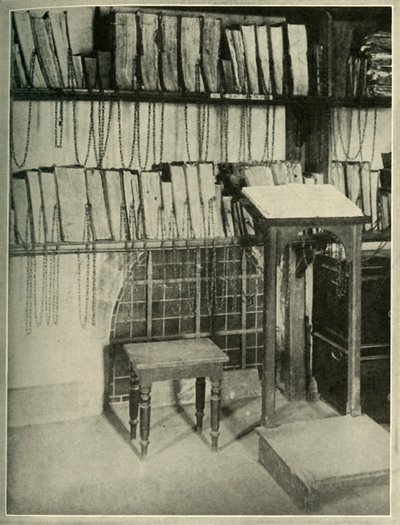 De geketende bibliotheek van de Ministerkerk in Wimborne, in Dorset, ca. 1948 door Unbekannt