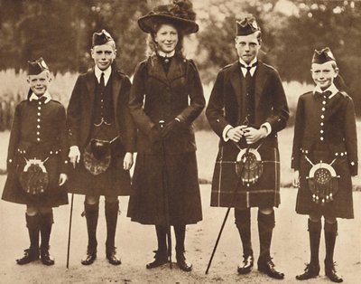De kinderen van koning George V en koningin Mary, ca. 1910 door Unbekannt