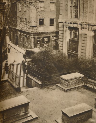 The Coopers Arms vanuit het kerkhof van St. Olaves, Silver Street door Unbekannt