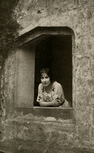 De hertogin in Bisham Abbey, 1928 door Unbekannt