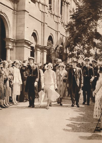 De hertog en hertogin van York en koningin Elizabeth verlaten een receptie in Brisbane door Unbekannt
