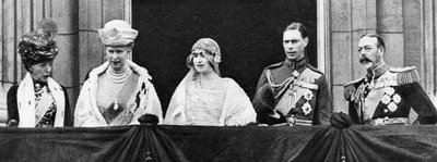 De hertog en hertogin van York in Buckingham Palace na hun huwelijk, april 1923 door Unbekannt