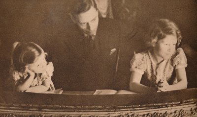 De hertog van York en prinsessen Elizabeth en Margaret bij de pantomime, 6 februari 1935 door Unbekannt