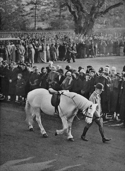 Het lege zadel: het witte pony van koning George, Jock, wordt in processie geleid, 1936 door Unbekannt