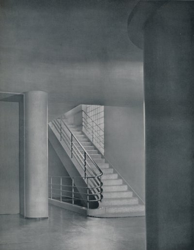 De entreehal en trap, 1942 door Unbekannt