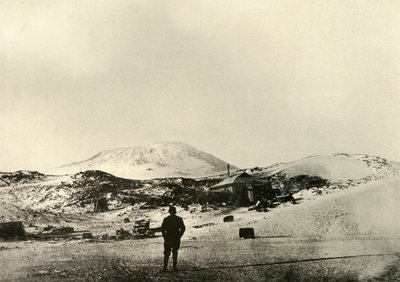 De hut, met de berg Erebus op de achtergrond, in de herfst, 1908, 1909 door Unbekannt