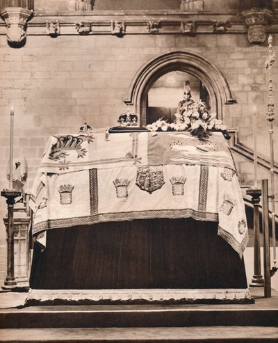 De Keizerlijke Kroon, De Bol en de Scepter op de kist van Koning George in Westminster Hall, 1936 door Unbekannt