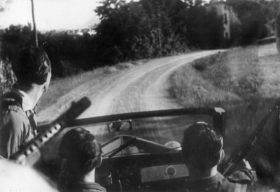 De Italiaanse verzetsbeweging: gewapende partizanen op een jeep, Langhe, Piëmont, Italië door Unbekannt
