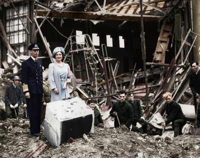De koning en koningin inspecteren bomschade, Buckingham Palace, Londen, WOII, 1940 door Unbekannt