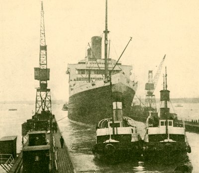 De Majestic gaat droogdok in gesleept door sleepboten, c1930 door Unbekannt