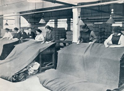 Het maken van kaki: het afgewerkte doek onderzoeken, ca. 1914 door Unbekannt