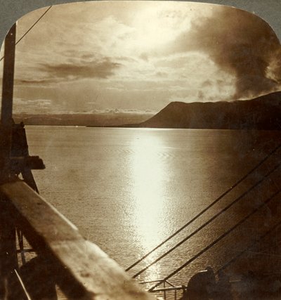 De Middernachtzon in juli boven kliffen van Spitsbergen en de Noordelijke IJszee, ca. 1905 door Unbekannt
