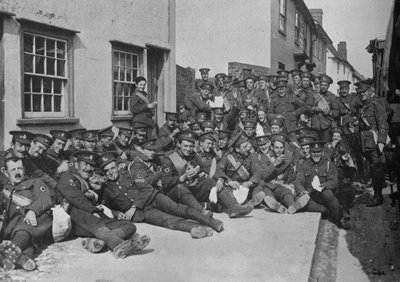 Het Nieuwe Leger in training: Een rustpauze langs de weg, 1915 door Unbekannt