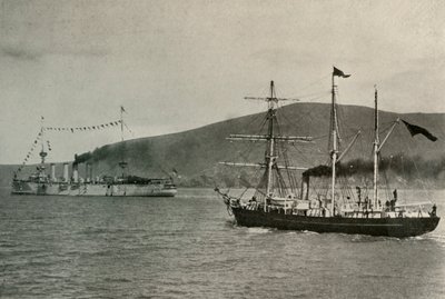 De Nimrod passeert H.M.S. Powerful,...in Lyttelton Haven, 1 januari 1908 door Unbekannt