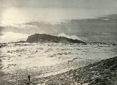 De oude krater van Erebus, met een oudere krater op de achtergrond door Unbekannt