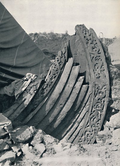 Het Oseberg-schip in de heuvel, met de houtsnede op de boeg en reling, 1935 door Unbekannt