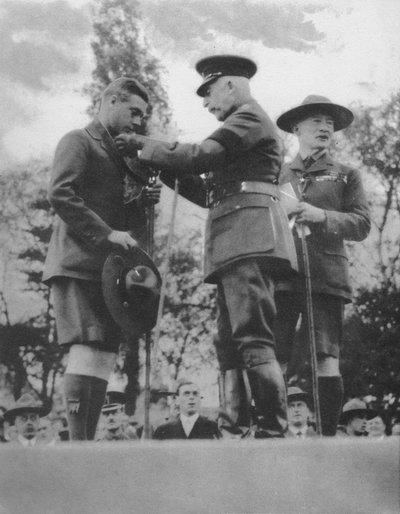 De Prins van Wales wordt geïnvesteerd met de Zilveren Wolf door de Hertog van Connaught, 1922 door Unbekannt