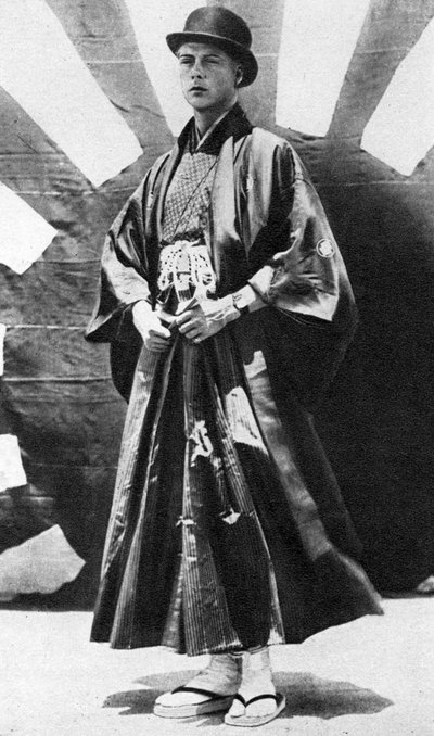 De Prins van Wales in Japanse kleding, Japan door Unbekannt