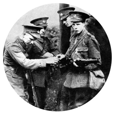 De Prins van Wales laadt een geweer in de Grenadiers, Eerste Wereldoorlog, 1914 door Unbekannt