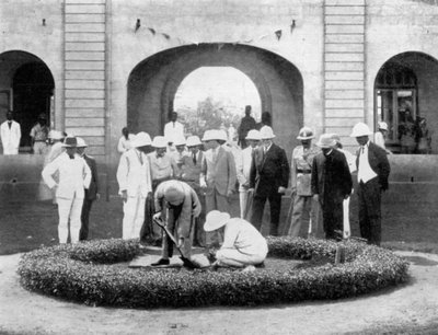 De Prins van Wales plant een boom bij het Kumasi Kerk College, Ghana, 1926 door Unbekannt