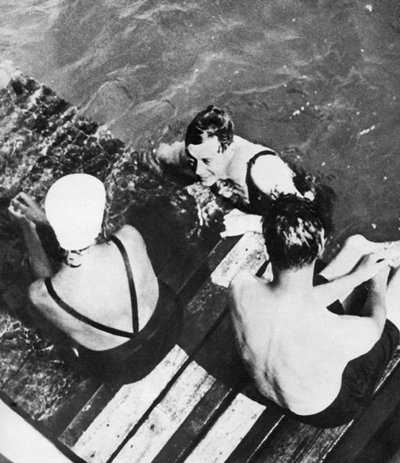 De Prins van Wales met vrienden op een vlot, de Rivièra, ca. 1930s door Unbekannt