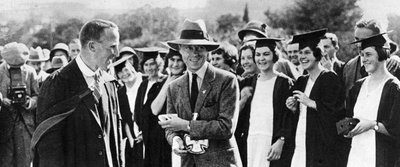 De Prins van Wales met studenten in Grahamstown, Zuid-Afrika, 1925 door Unbekannt