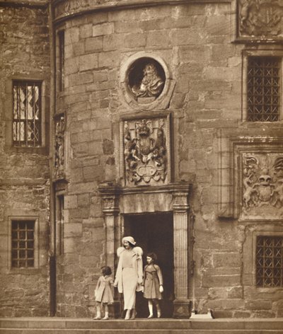 De Koningin bij Haar Oude Huis, Glamis Castle, c1936 1937 door Unbekannt