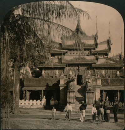 Het Gouden Klooster van de Koningin, een juweel van oosterse architectuur, Mandalay, Birma, 1907 door Unbekannt