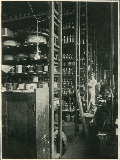 De planken van Edisons laboratorium met monsters van elke bekende stof, 1902 door Unbekannt