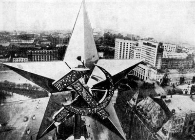 De Sovjetster op de Nikolsky-toren van het Kremlin, Moskou door Unbekannt