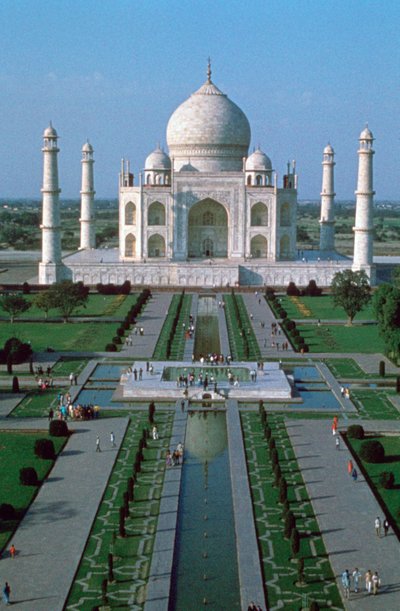 De Taj Mahal, vanaf de top van de toegangspoort, Agra, India door Unbekannt