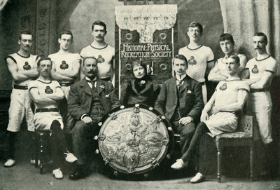 Het team van Aberdeen Gymnasten, Winnaars van de N.P.R.S. Challenge Shield, 1902 door Unbekannt